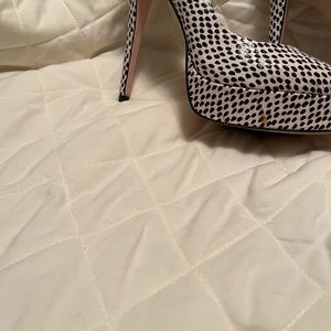 Jessica Simpson pumps